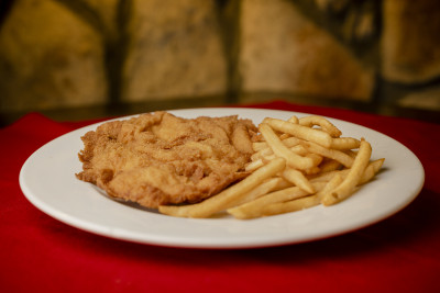 Filete Empanizado con Papas Fritas